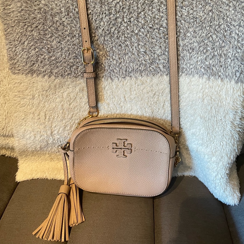 Tory Burch McGraw Camera bag in Devon Sand color